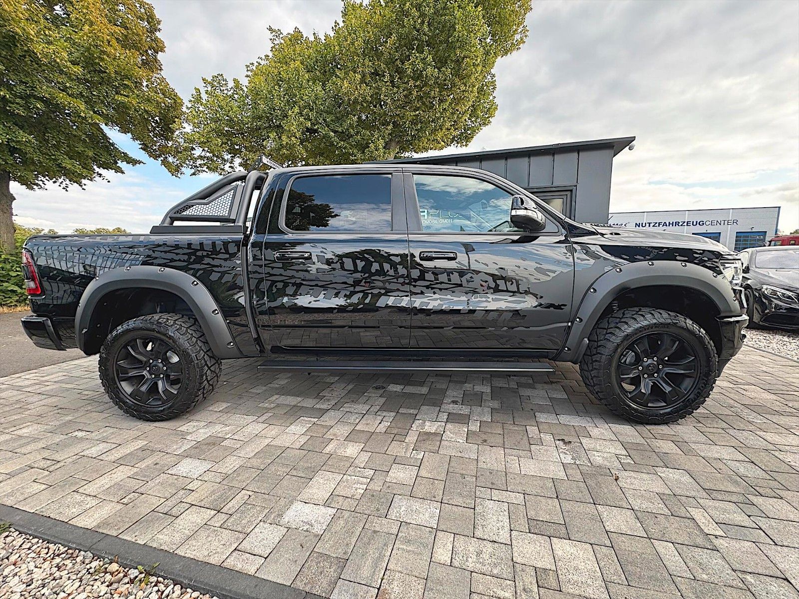 Fahrzeugabbildung Dodge RAM 5.7 V8 HEMI BLACK Edition Offroad 4x4 Tesla
