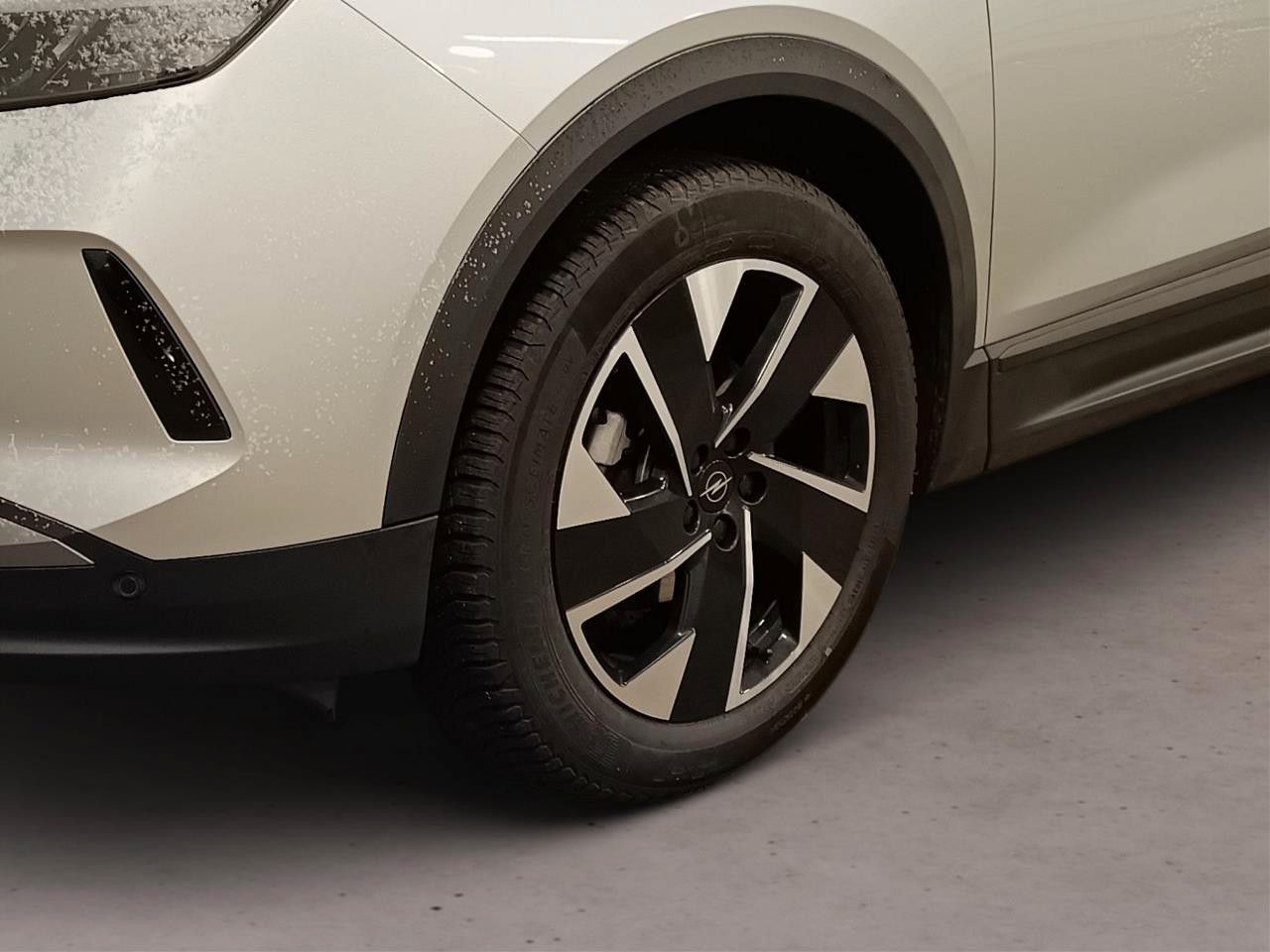 Fahrzeugabbildung Opel Grandland 1.2 48V HYBRID EDIT. NAVI/LED/KAMERA