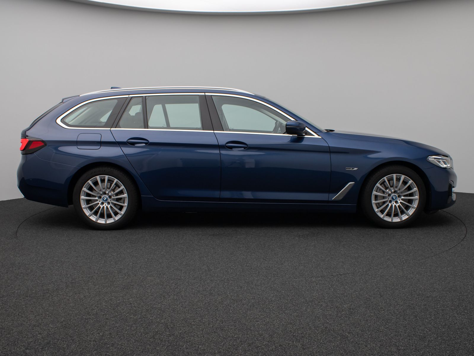 Fahrzeugabbildung BMW 530e Kamera Laser HUD DAB AHK Komfort Alarm ACC