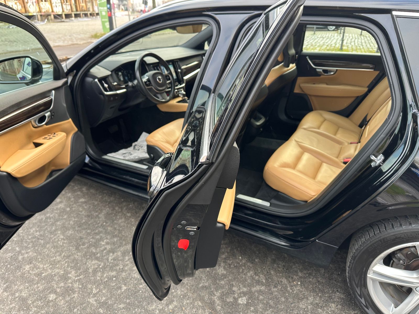 Fahrzeugabbildung Volvo V90 KOMBI GEARTRONIC MOMENTUM*PANO+LEDER*