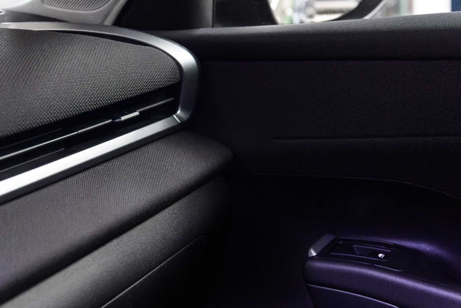 Fahrzeugabbildung Volkswagen T-Roc Life 1.5 eTSI DSG LED+NAVI+RFK+SHZ+ACC