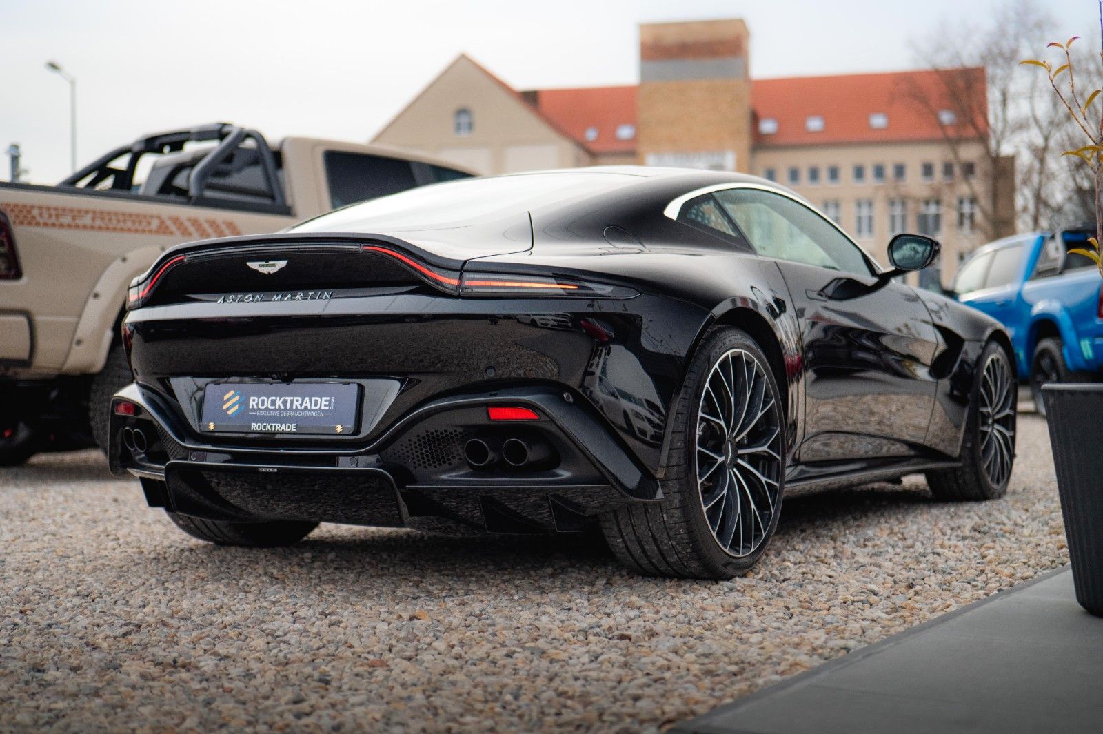 Fahrzeugabbildung Aston Martin V8 Vantage 4.0 V8 DB11 Coupe *1.Hand*360*Memory*