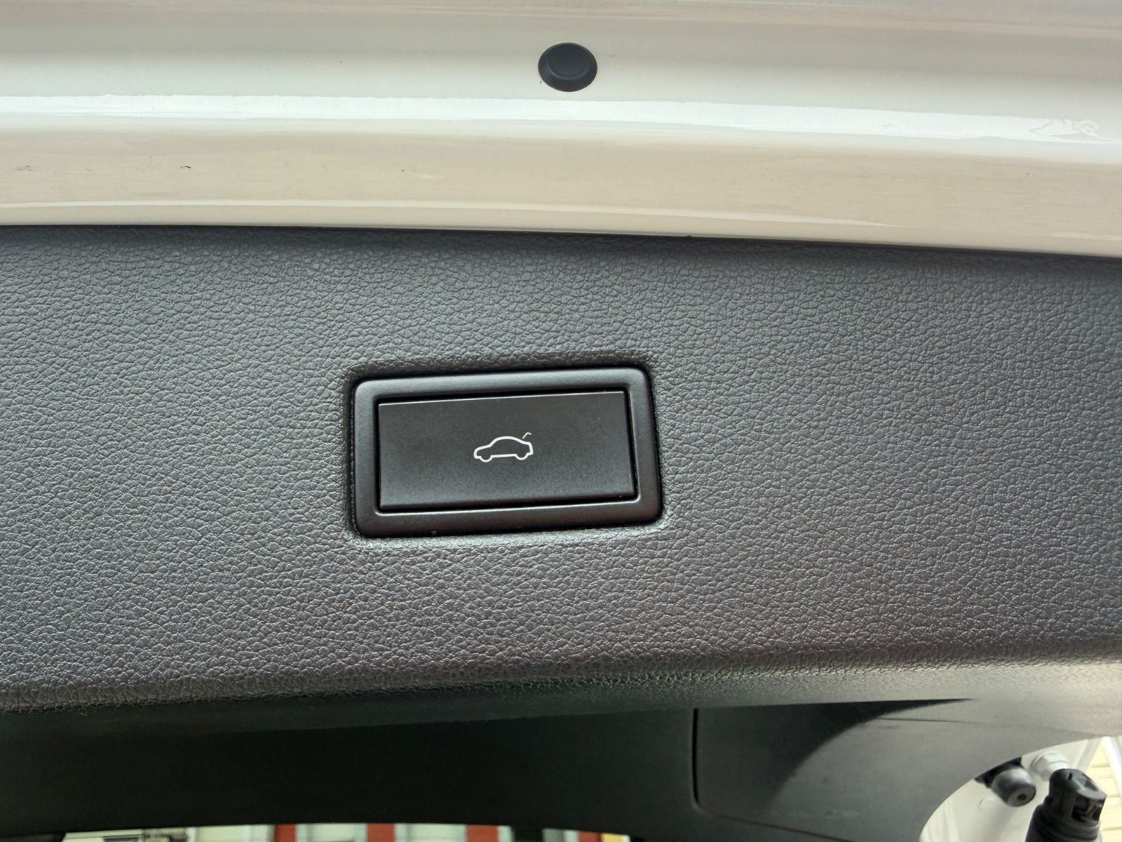 Fahrzeugabbildung Volkswagen Tiguan R-LINE 4Motion LED NAVI KAM. ACC SCHECKH.