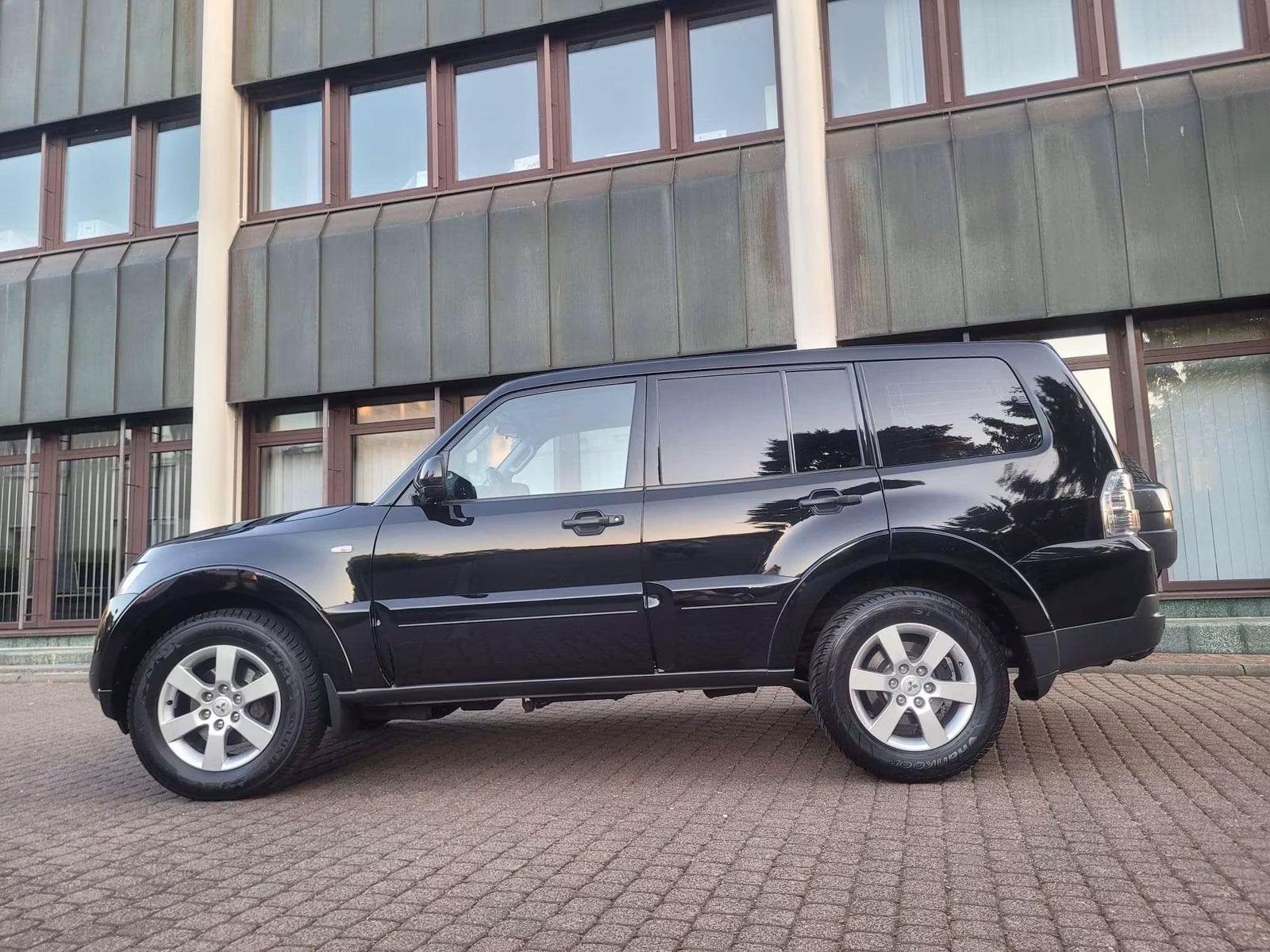 Mitsubishi Pajero 3.2 DI-D AHK 3300 KG-RÜCKFAHRKAMERA-NAVI