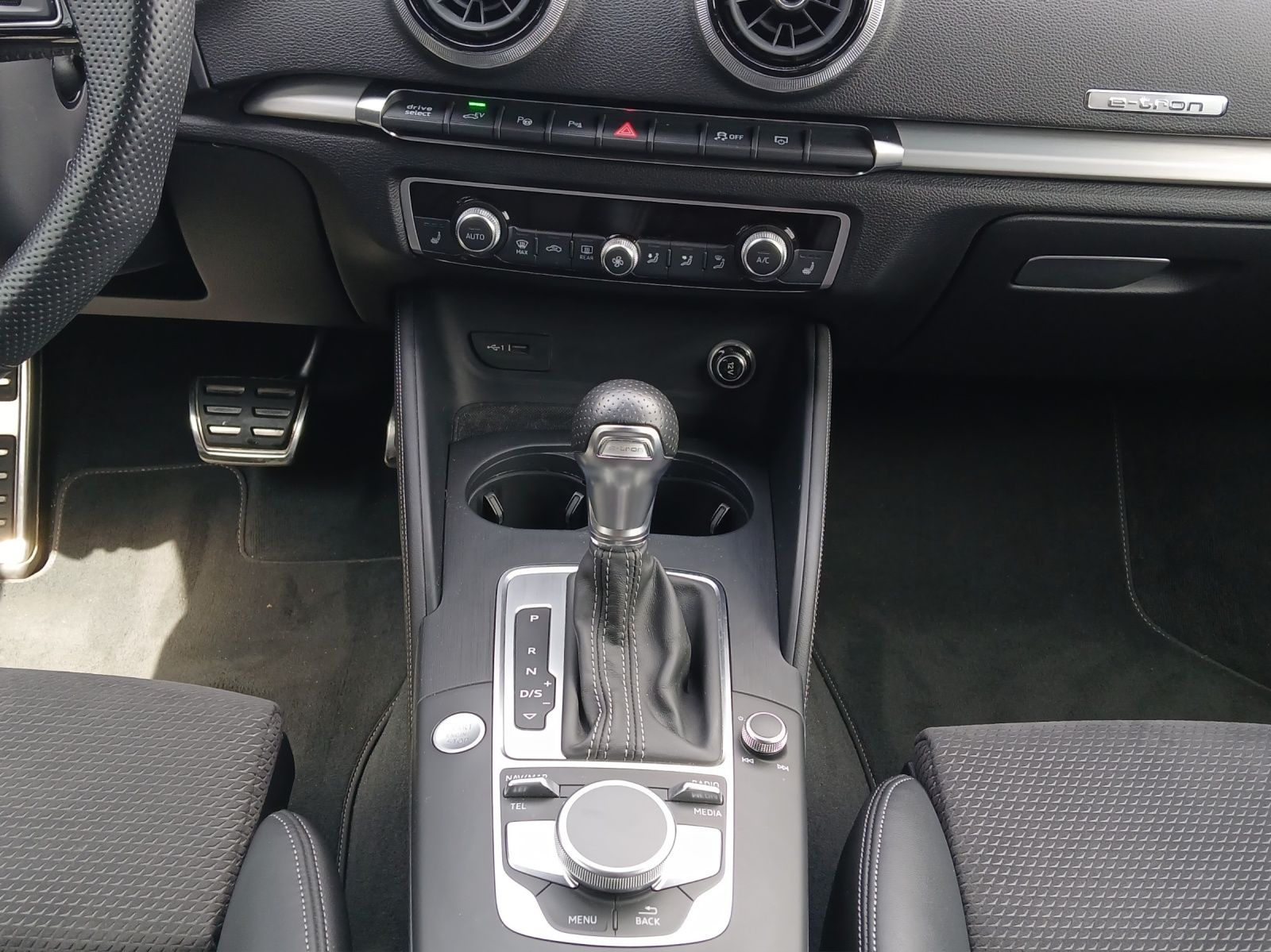 Fahrzeugabbildung Audi A3 Sportback 40 e-tron sport Matrix Navi ACC RFK