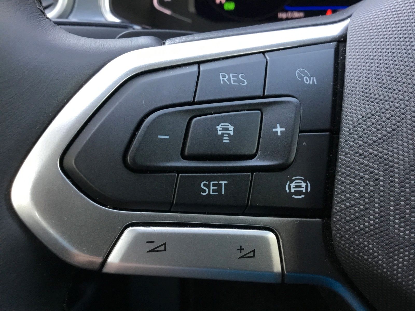 Fahrzeugabbildung Volkswagen T-Roc 1.5 TSI DSG Style+AHK+MatrixLED+ACC+Pano