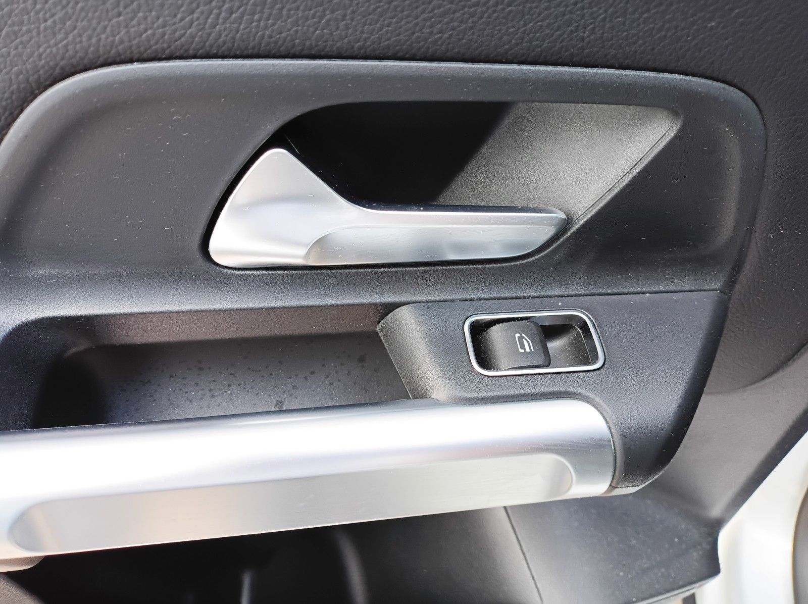 Fahrzeugabbildung Mercedes-Benz GLB 200+DISTRONICPLUS+PANO+AHK+SH+NIGHTPAKET++++