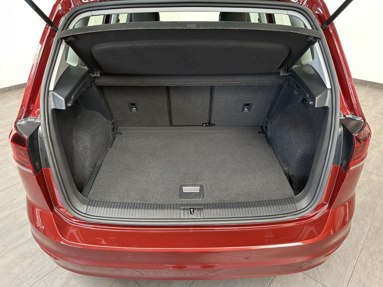 Fahrzeugabbildung Volkswagen Golf Sportsvan 1.5 TSI Highline NAV+LED+ACC+PANO