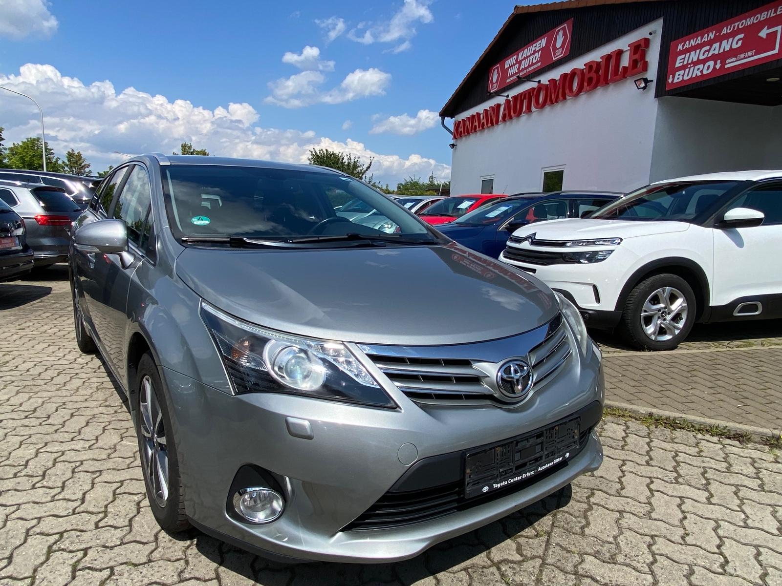 Toyota Avensis 2013 — rear view