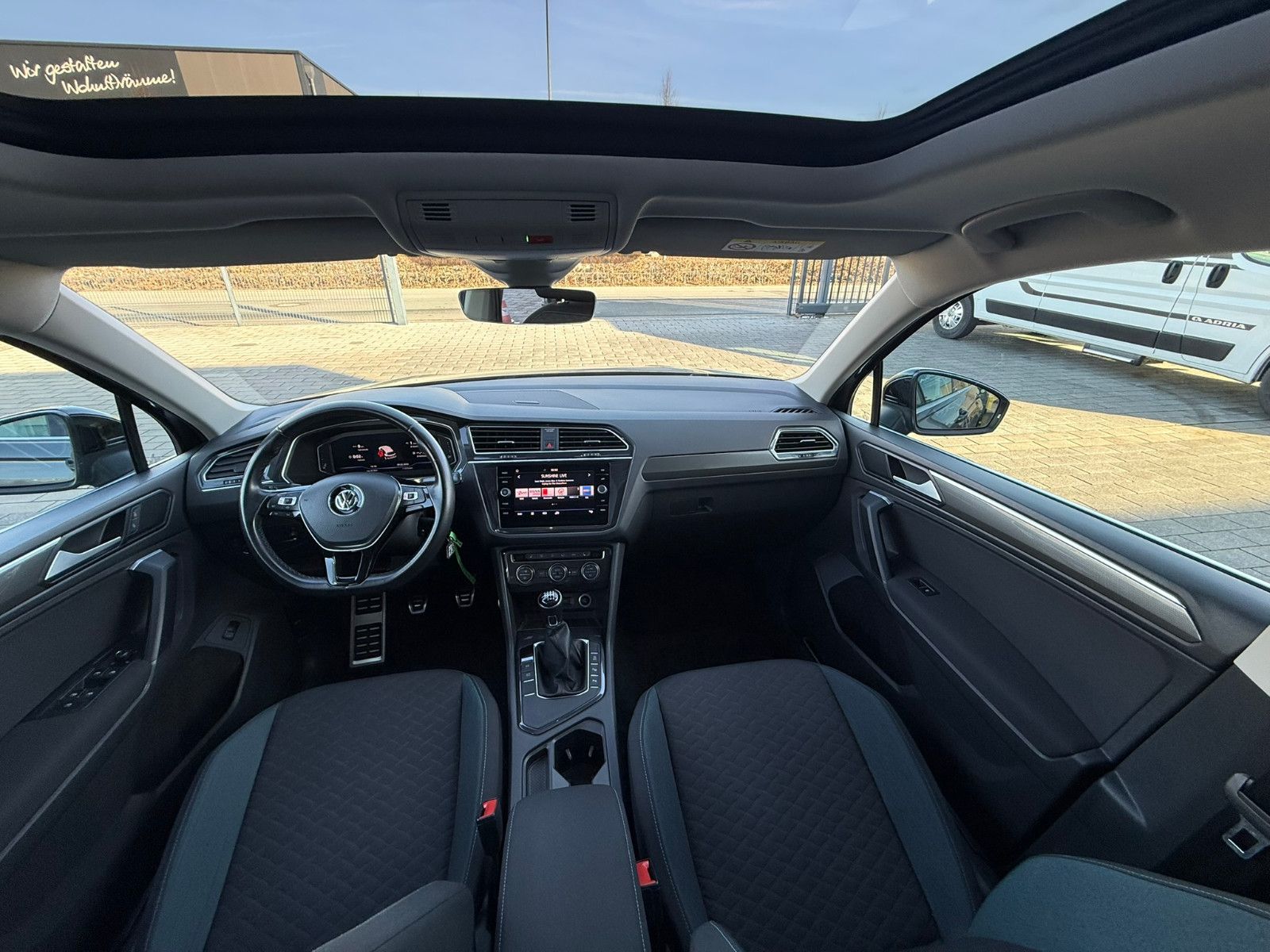 Fahrzeugabbildung Volkswagen Tiguan IQ.DRIVE PANO NAVI KLIMAAUTO SITZHEIZ AHK