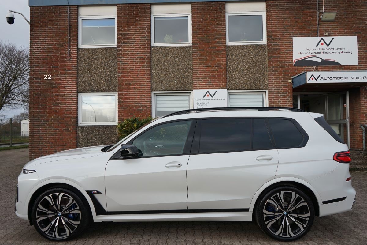 Fahrzeugabbildung BMW X7 M60i*B&W*Pano Sky*23 Zoll Felgen*7 Sitzer