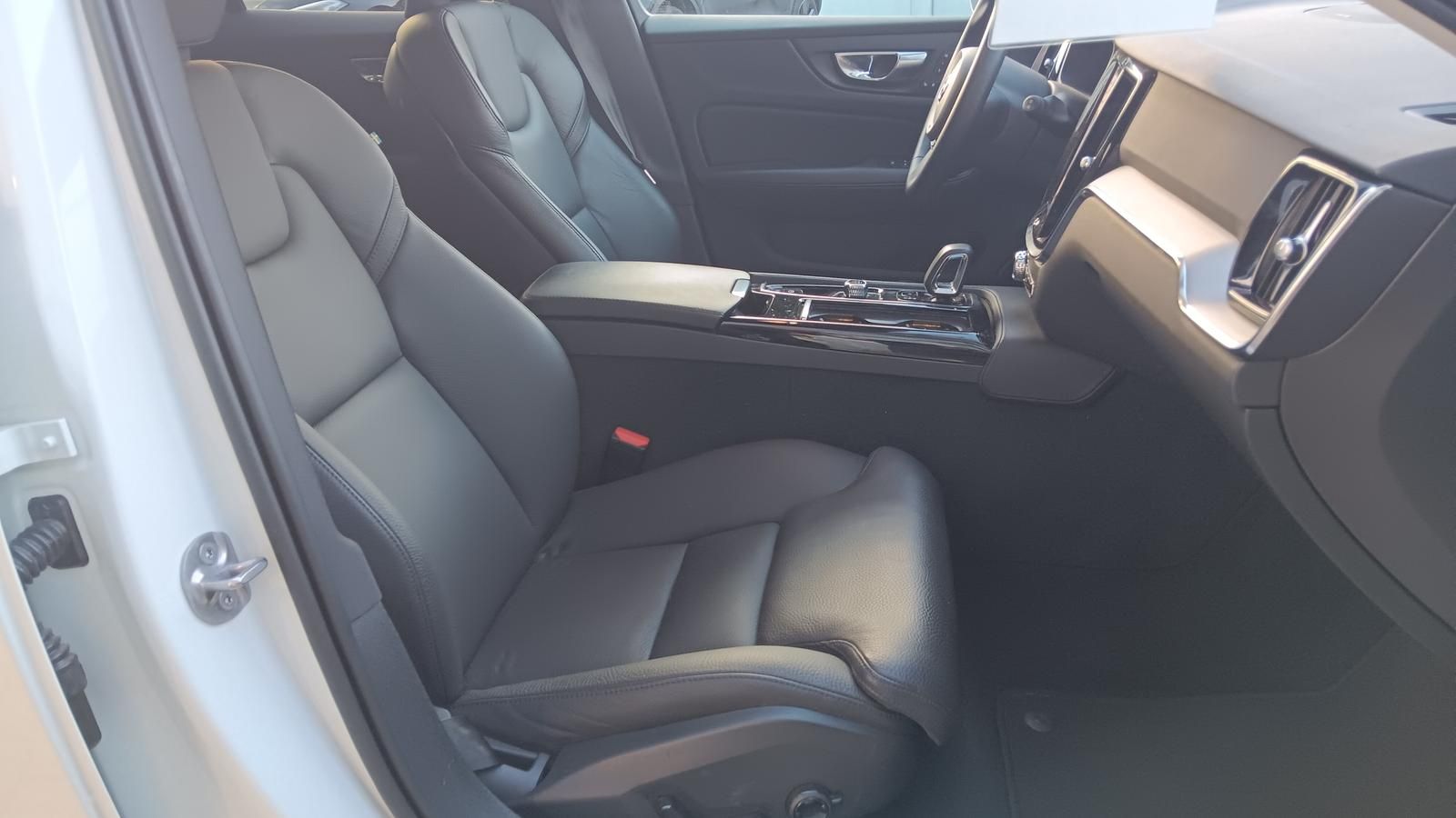 Fahrzeugabbildung Volvo V60 T6 Recharge AWD Plus Dark