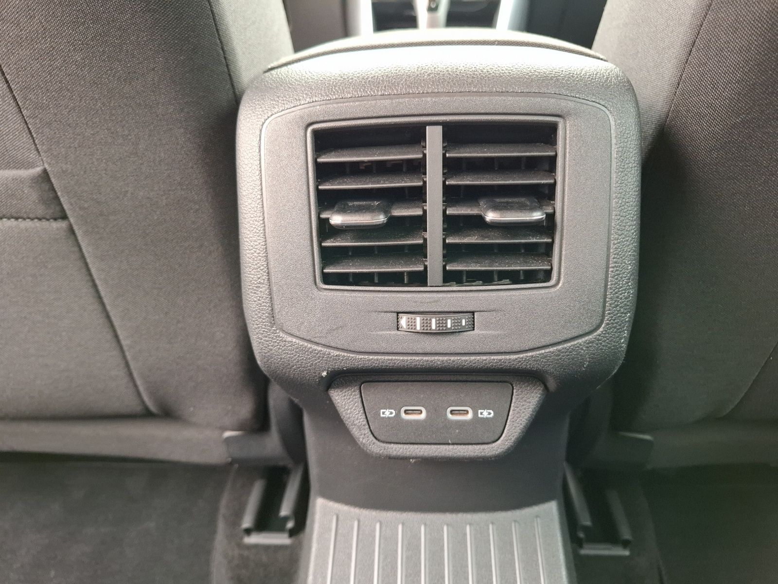 Fahrzeugabbildung Volkswagen T-Roc TSI Life  DSG LED Navi AID ACC RFK SH