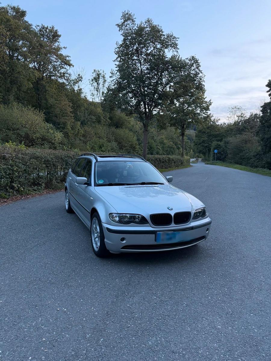 BMW 320 2004 — interior