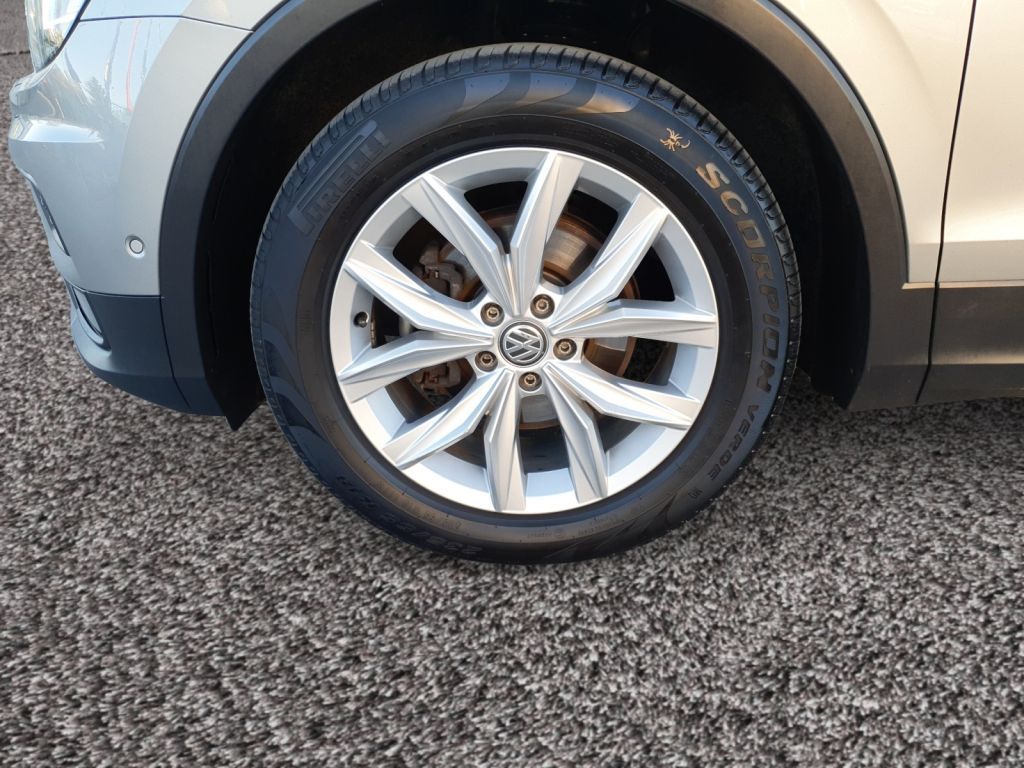 Fahrzeugabbildung Volkswagen Tiguan 2.0 TDI DSG HighlineAHZV,LED,Navi,SH