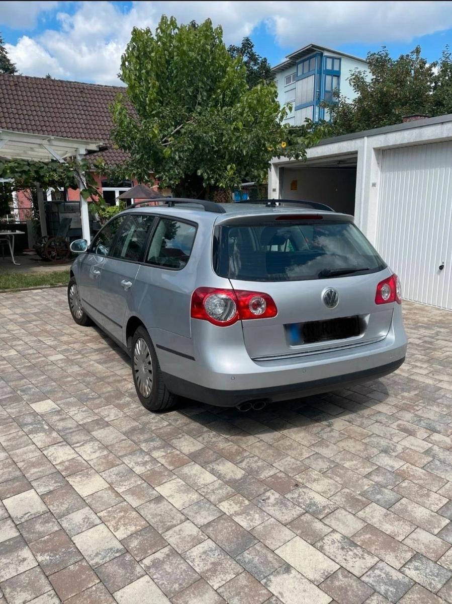 Volkswagen Passat 2010 — rear view
