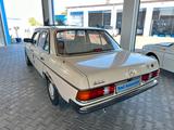 Mercedes-Benz 200 E W123 Limousine mit Schiebedach - Mercedes-Benz W123