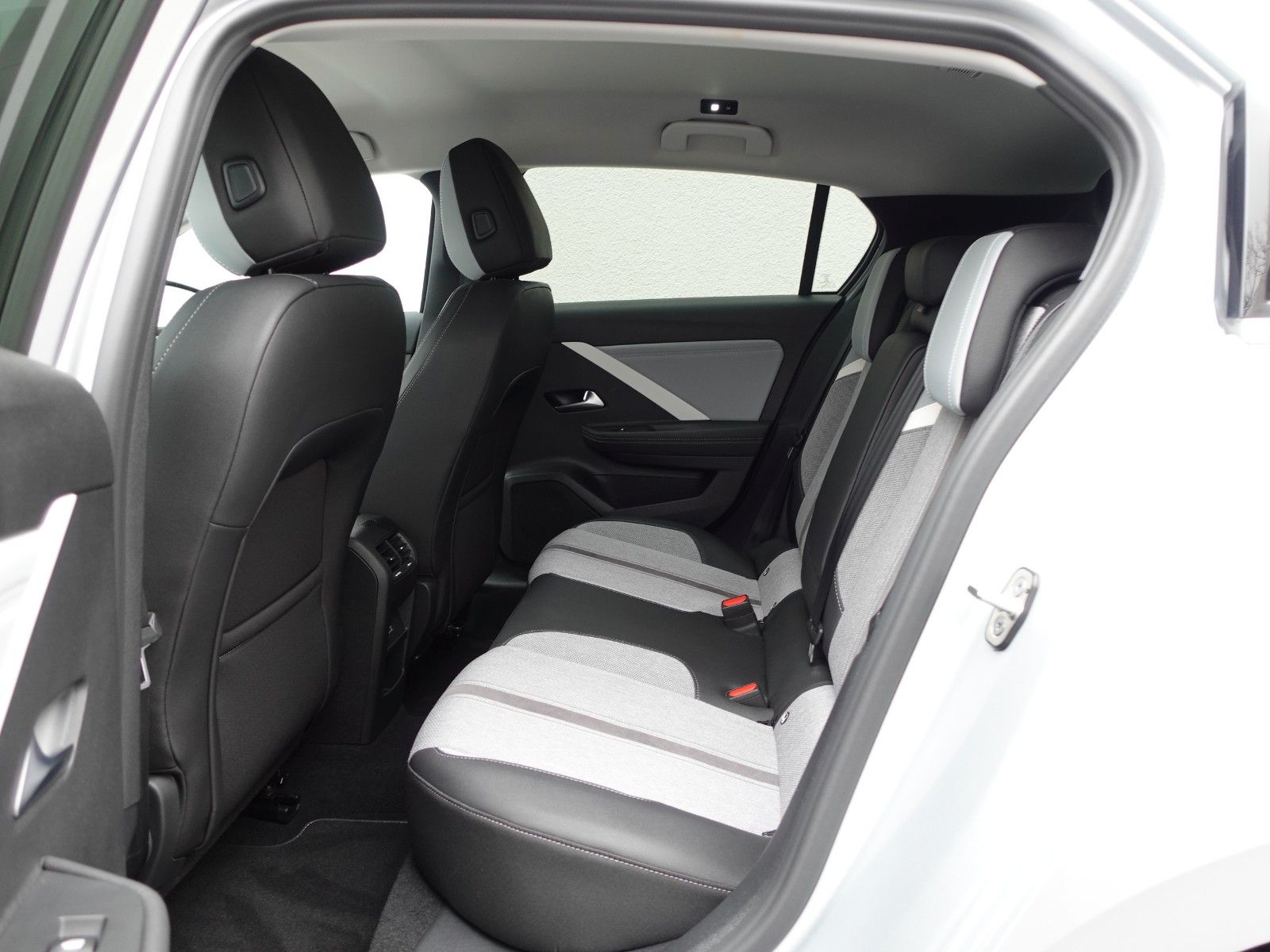 Fahrzeugabbildung Opel Astra Elegance 1.2T,Navi,Kamera,Sitzhzg,LED,DAB+