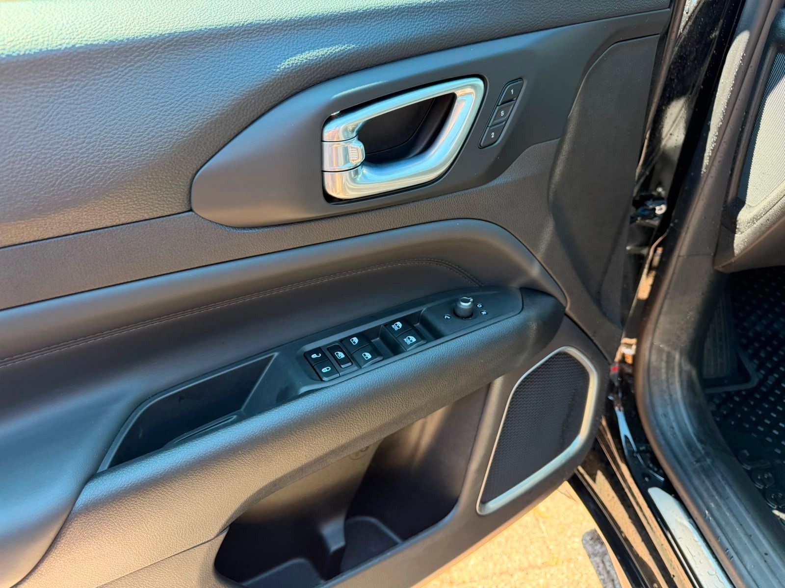 Fahrzeugabbildung Jeep Compass Summit Pano el. Sitz Leder Navi Mildhyb.