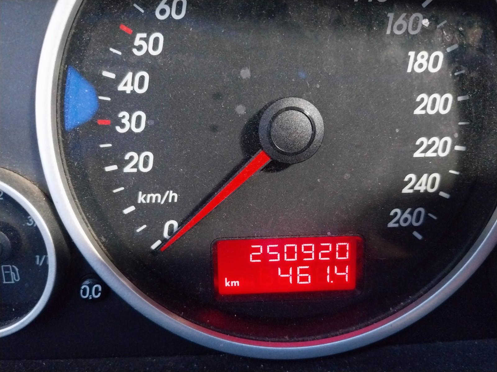 Volkswagen Touareg 2005 — photo 8