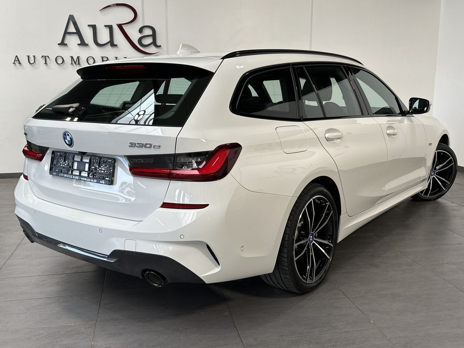 Fahrzeugabbildung BMW 330e Touring xDrive M-Sport NAV+LED+AHK+PANO+SHZ