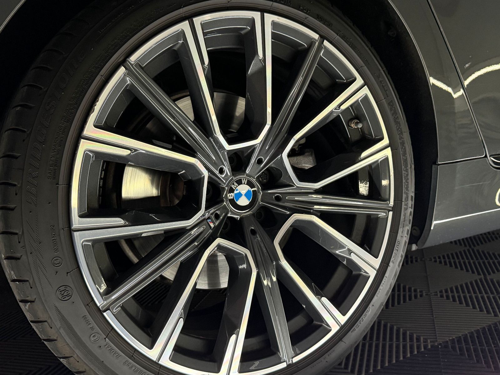 Fahrzeugabbildung BMW 740 d xDrive M SPORT/LASER/HuD/ACC/AHK/LIVE PLUS