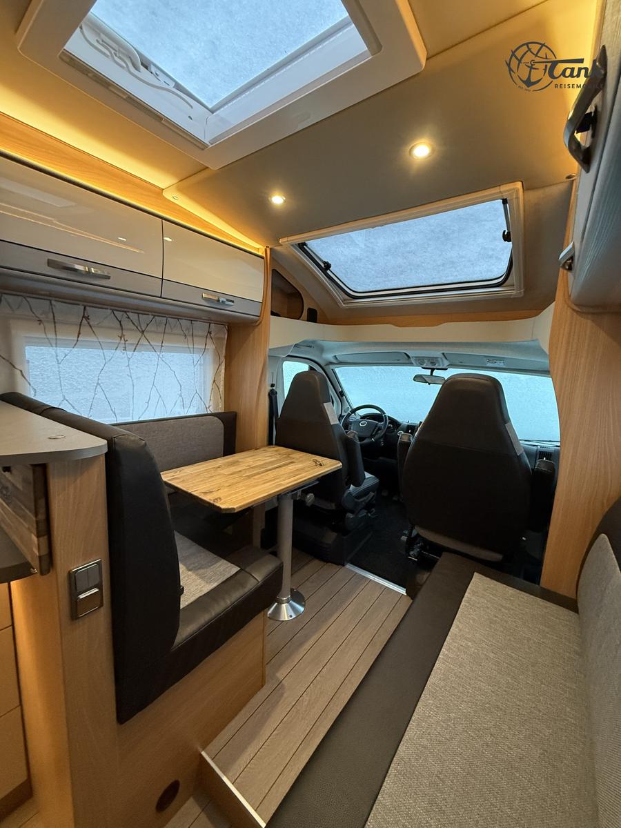 Knaus Orange Camp R66 