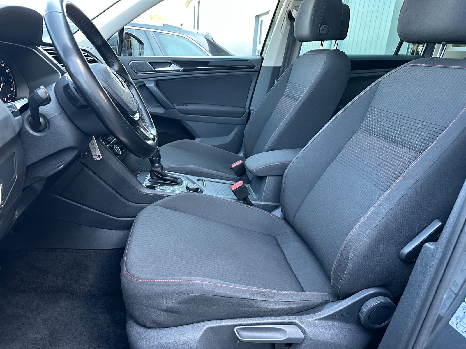 Fahrzeugabbildung Volkswagen Tiguan 2.0 TDI DSG 4M Sound NAV+LED+AHK+PANORAMA