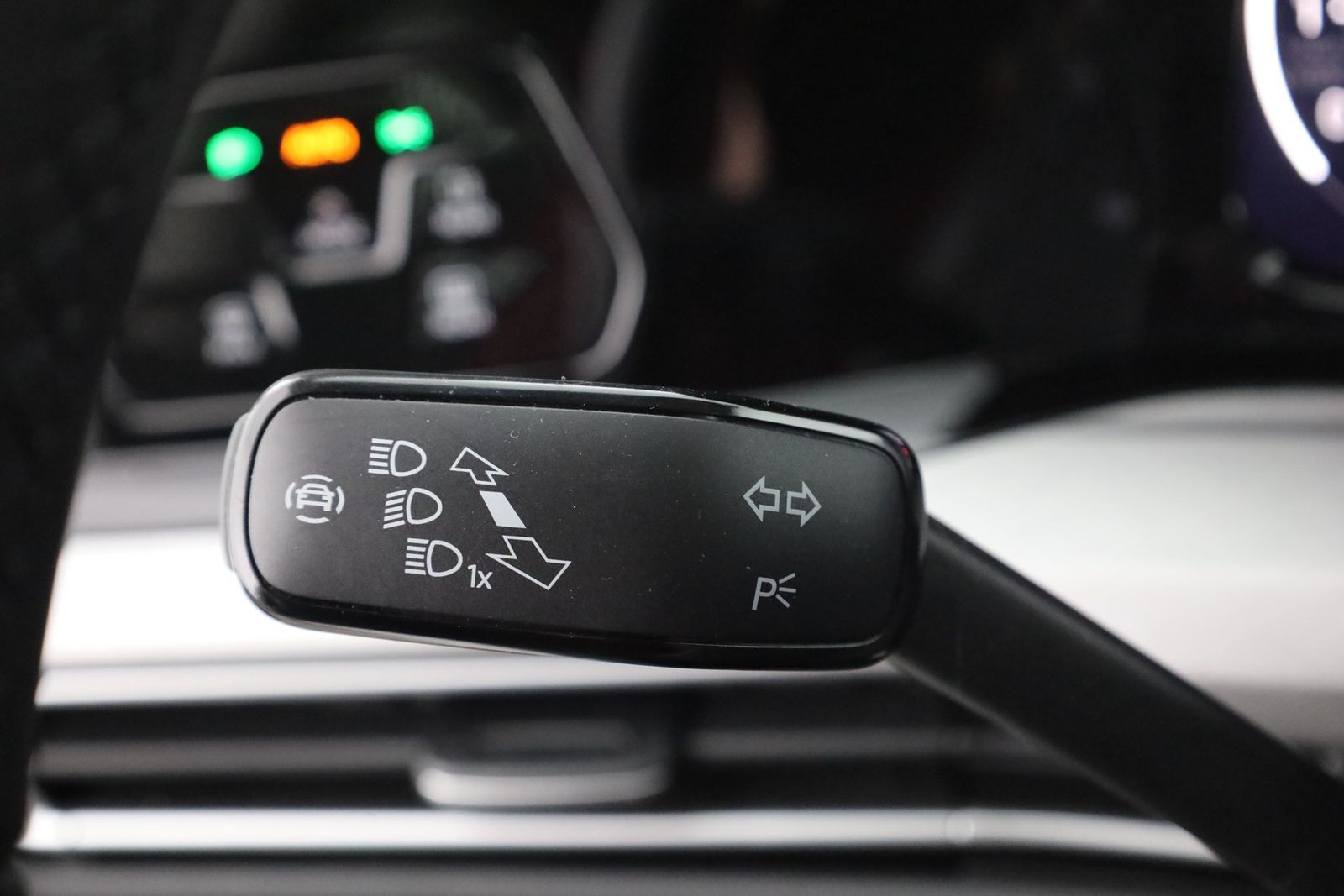 Volkswagen Golf VIII 1.0 eTSI DSG Life LED Navi ACC DAB foto 18