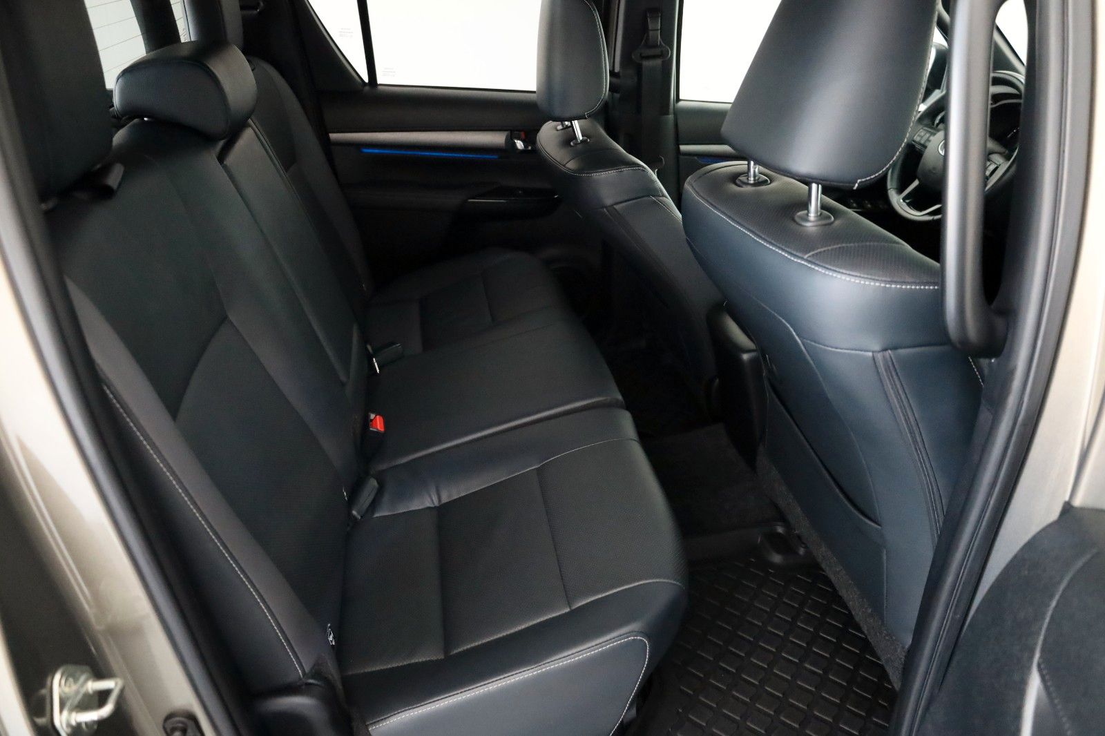 Fahrzeugabbildung Toyota Hilux 2.8 D-4D Invincible,4x4,ACC,Rollbügel, AHK