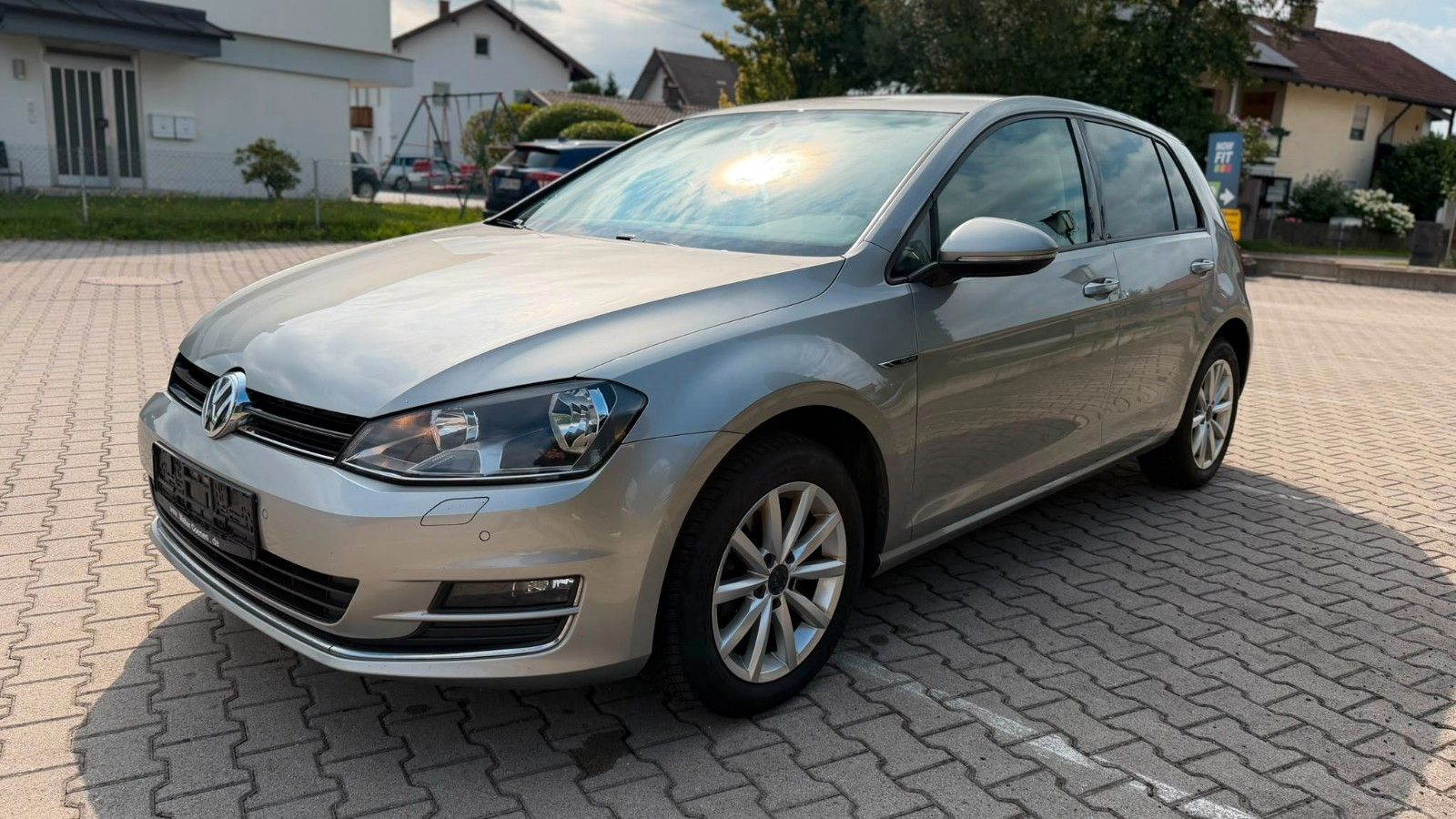 Volkswagen Golf - 1
