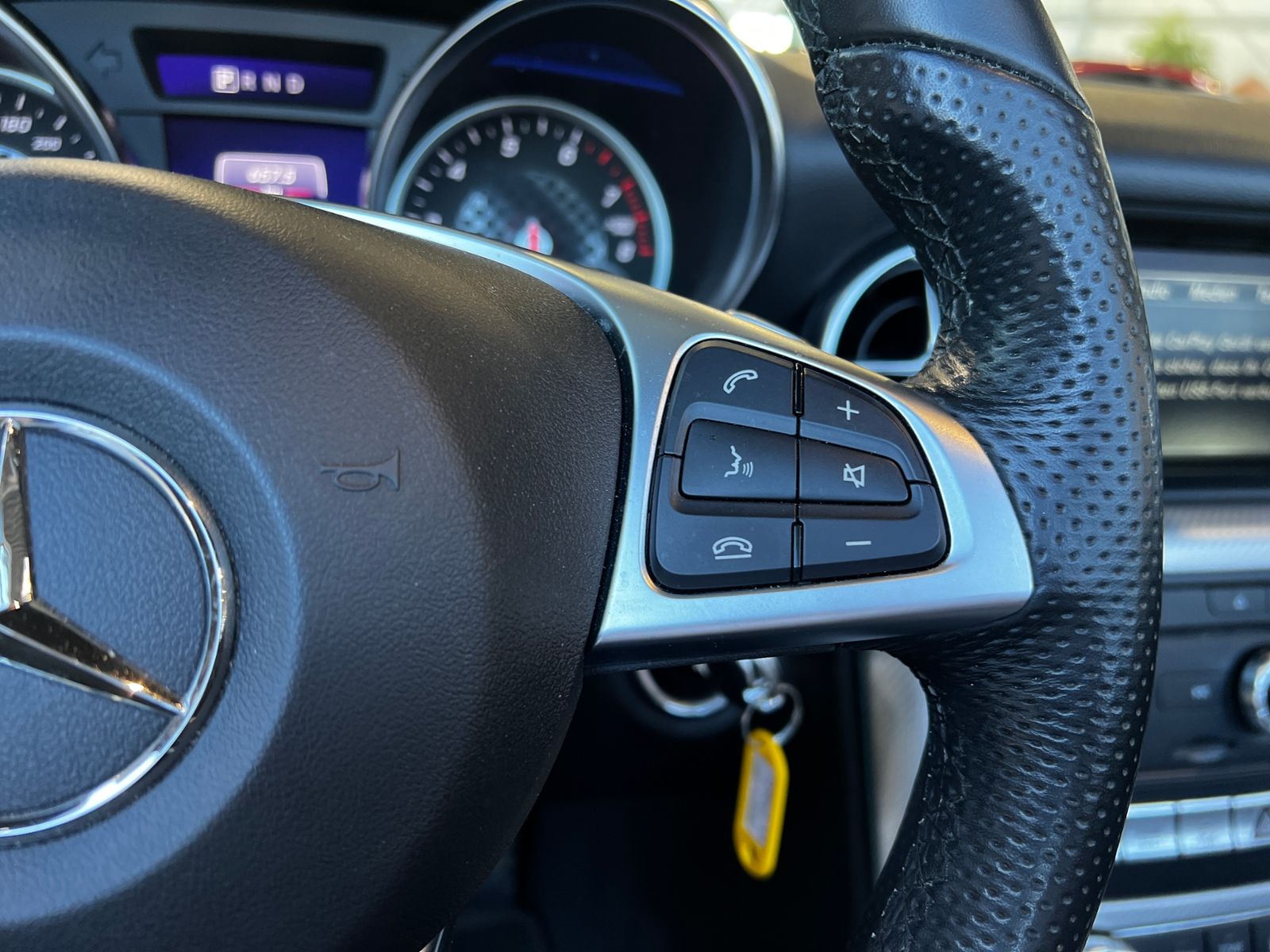 Fahrzeugabbildung Mercedes-Benz SLC 300 Memory AIRSCARF AHK LED