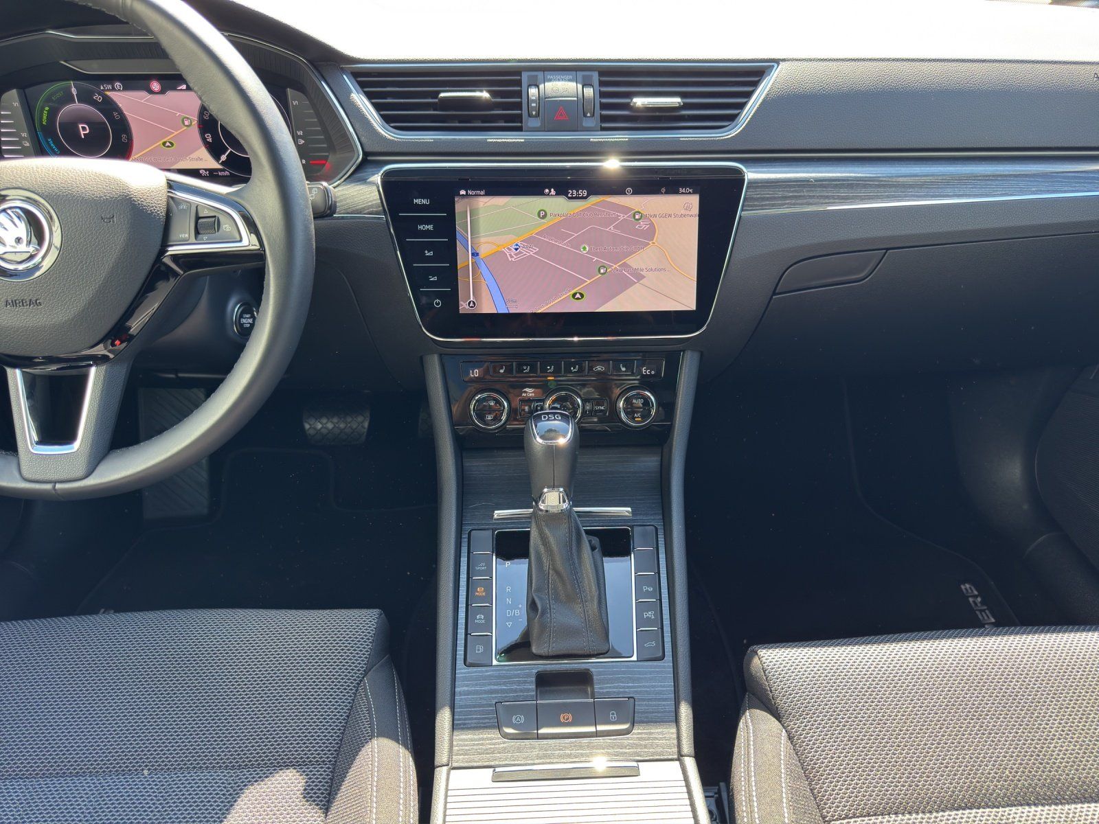 Fahrzeugabbildung SKODA Superb Combi 1.4 TSI iV DSG/AHK/PANO/STHZG/360°/