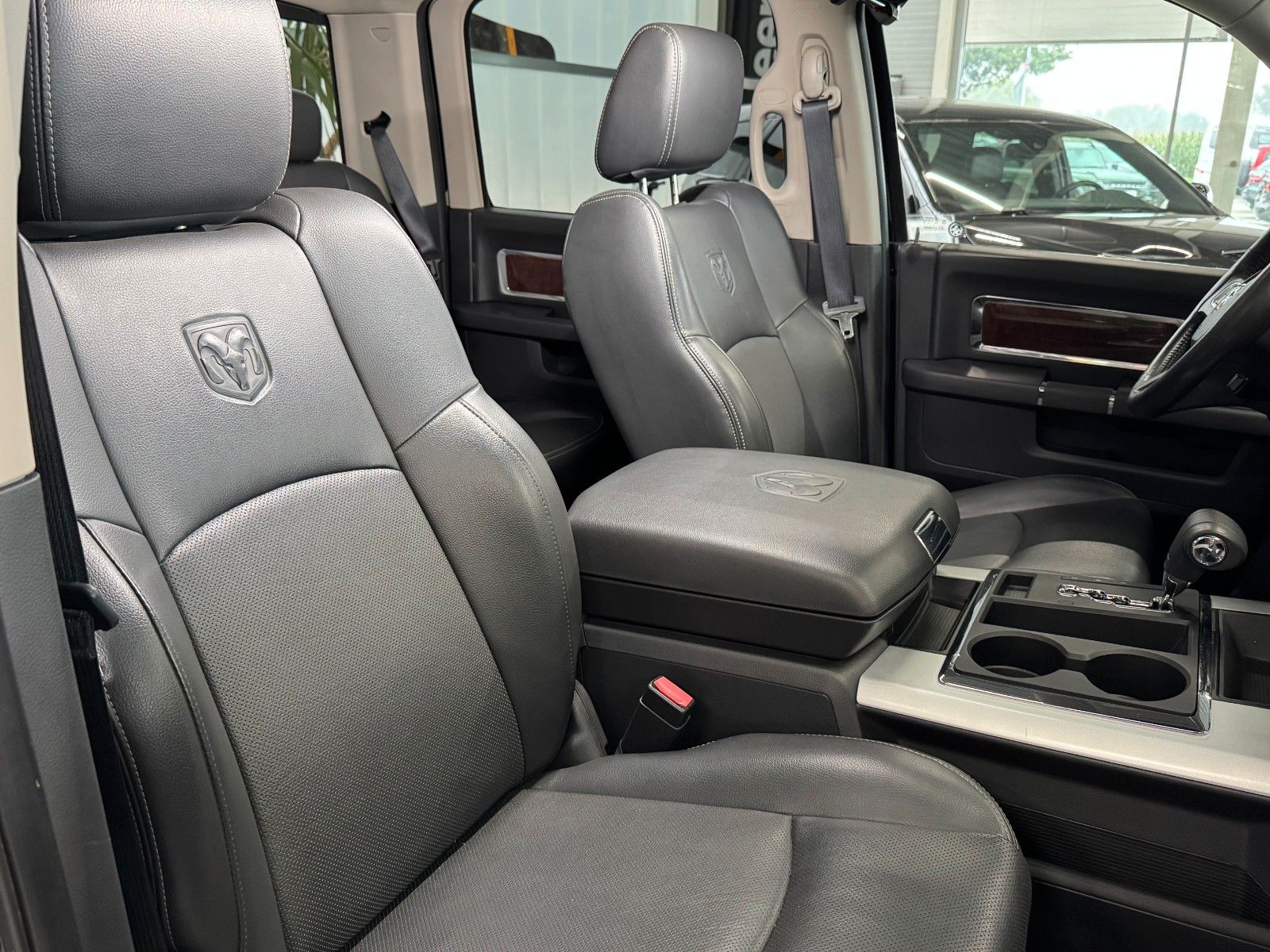 Fahrzeugabbildung Dodge RAM 5,7 Laramie Crew Cab LPG DVD RAM BOX 1.Hand