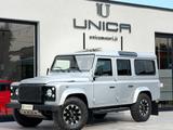 Land Rover Defender 110 2.2 TD4 SE 122 CV SW 7 P - silberne Land Rover Defender