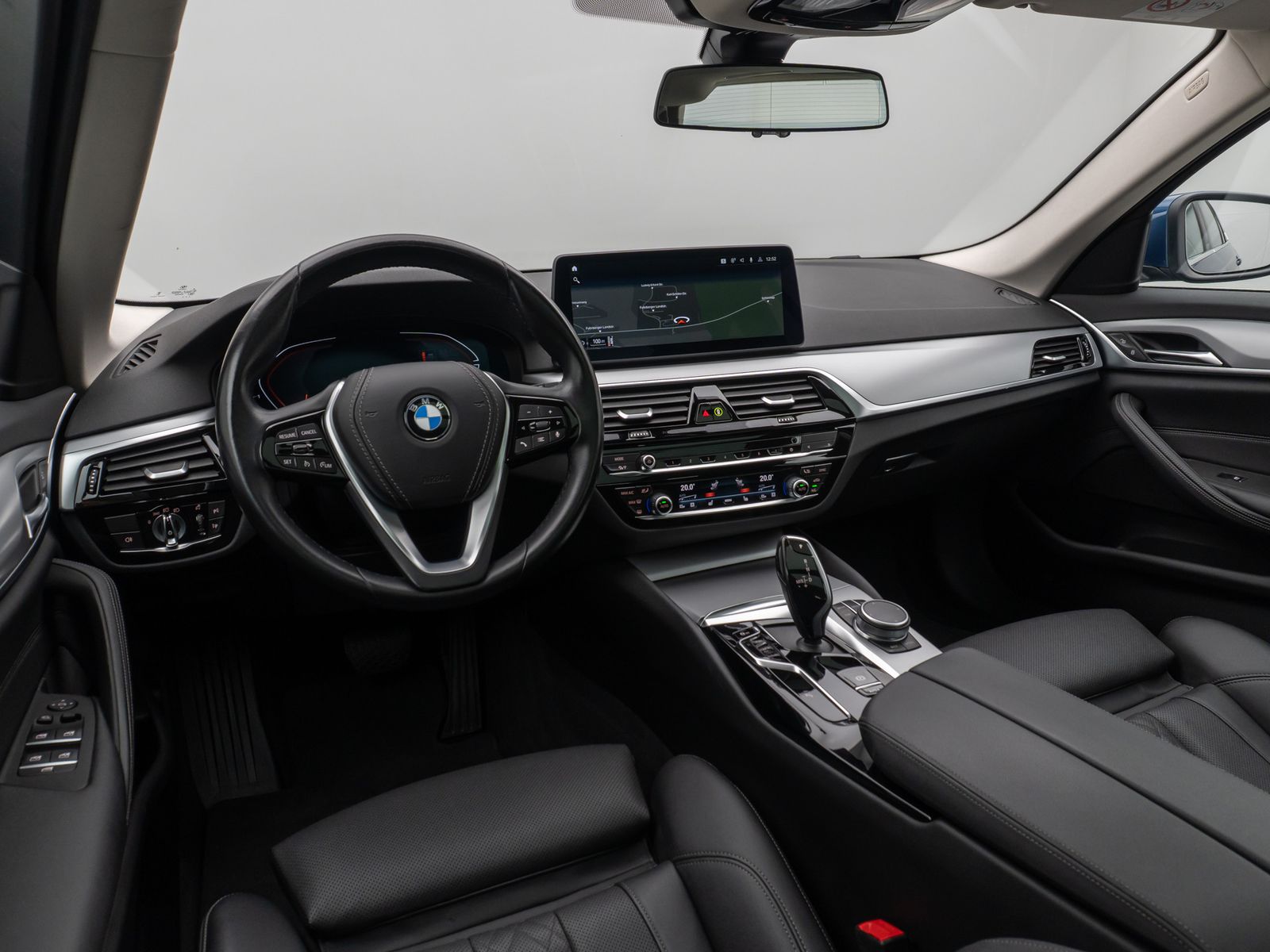 Fahrzeugabbildung BMW 530d Panorama Kamera HUD DAB Alarm AHK Sport