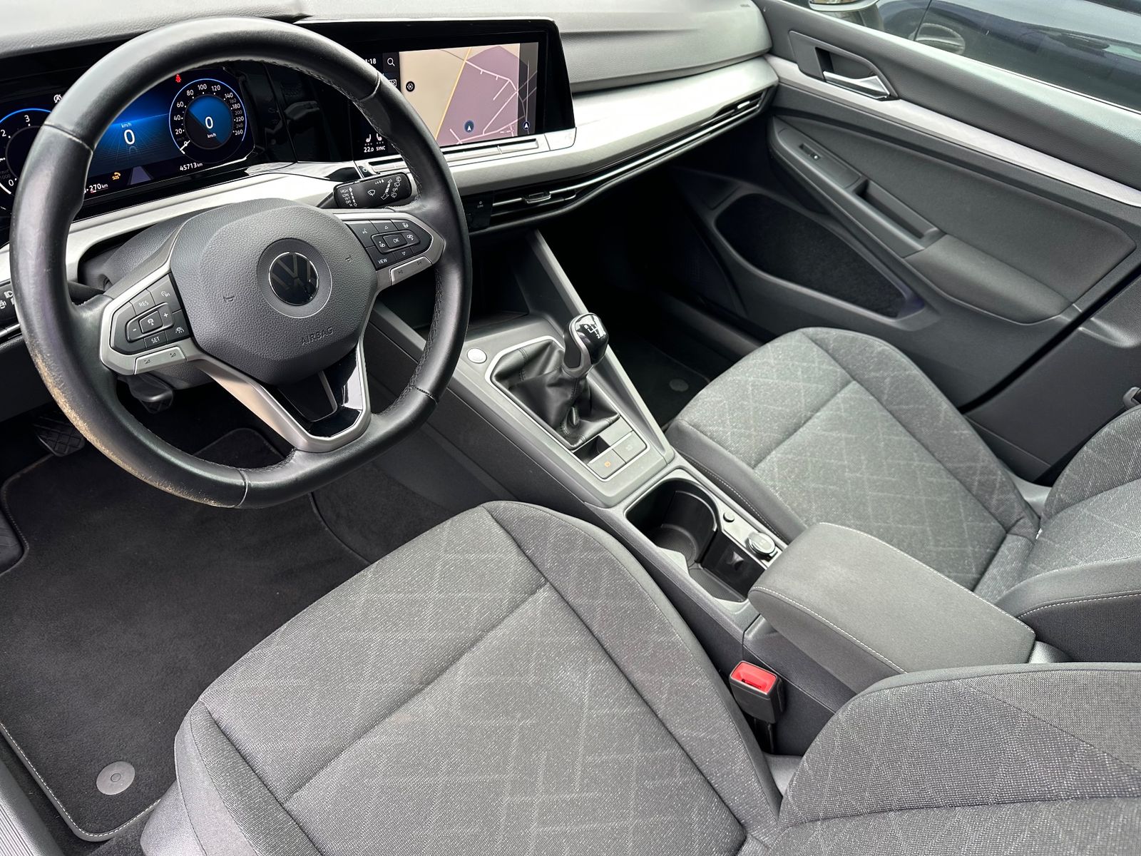Fahrzeugabbildung Volkswagen Golf Variant 2.0 TDI Life NAV+LED+ACC+PP+SHZ