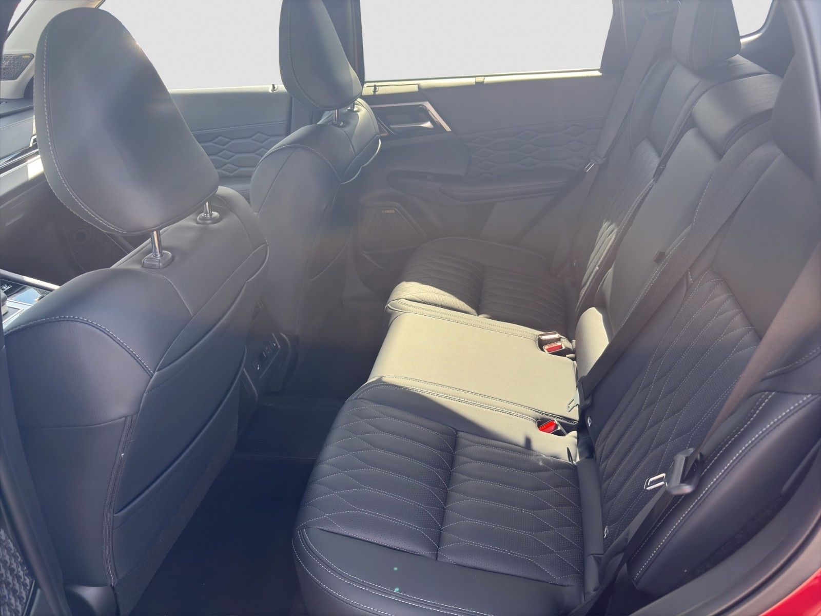 Fahrzeugabbildung Mitsubishi Outlander 2.4 PHEV 4WD TOP Leder Pano Standheizu