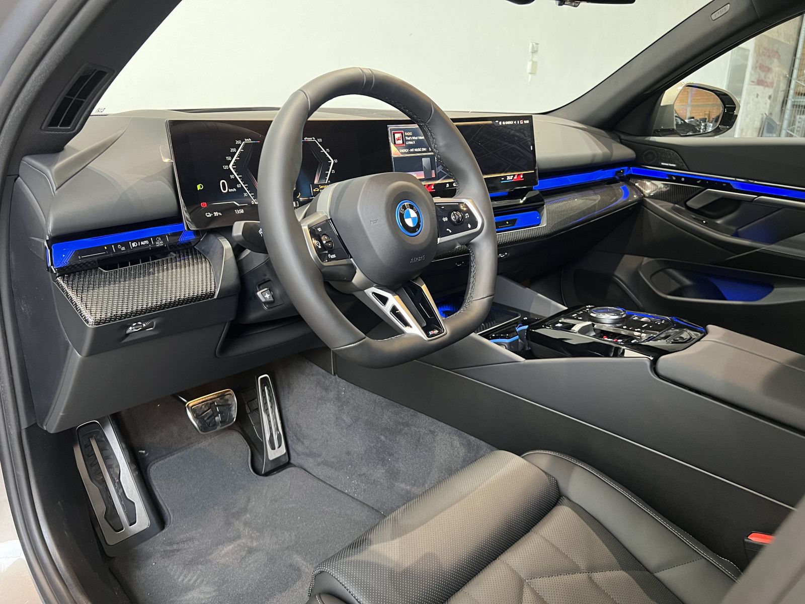 Fahrzeugabbildung BMW i5 eDrive40 Sitzbelüftung, Sportbremse rot hochg