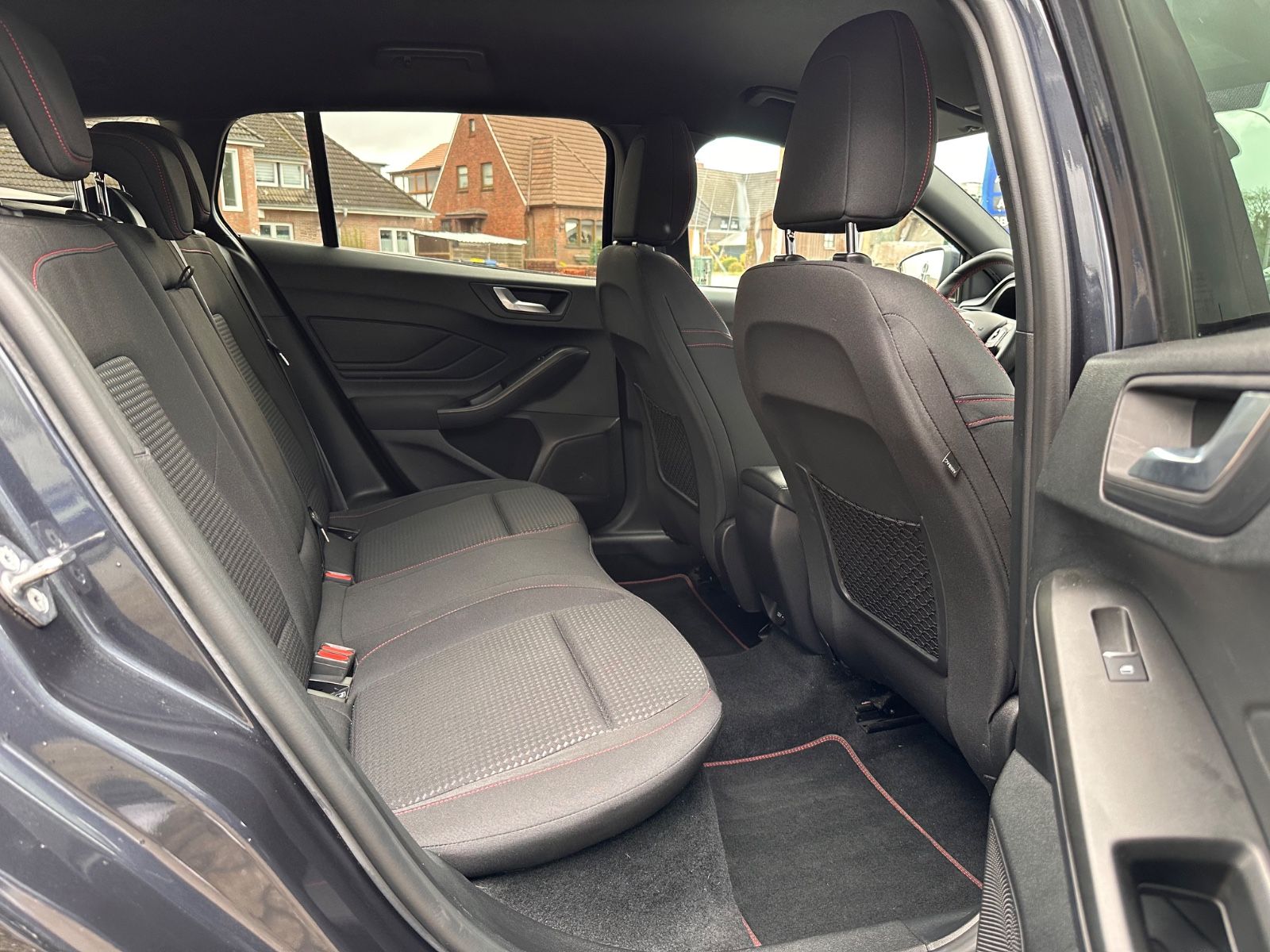 Fahrzeugabbildung Ford Focus Turnier ST-Line X 1.5 EB AHK/ACC/LED/Navi