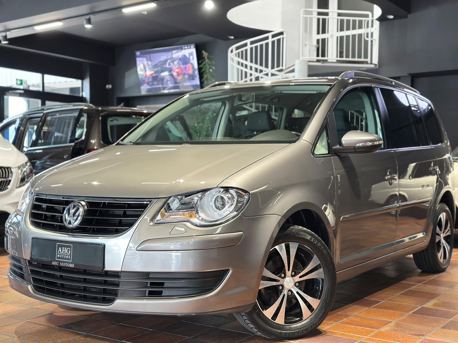 Volkswagen TOURAN 1.6 7-SITZER FREESTYLE TEMPOMAT NAVI PDC 