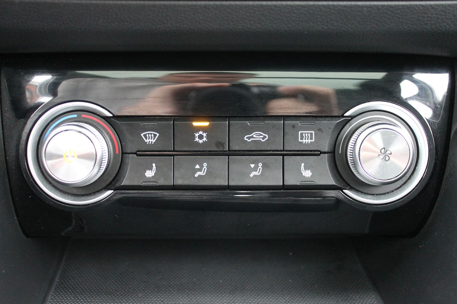 Fahrzeugabbildung MG ZS EV Luxury 5D ACC PANO NAV CarPlay BT SHZ KAM