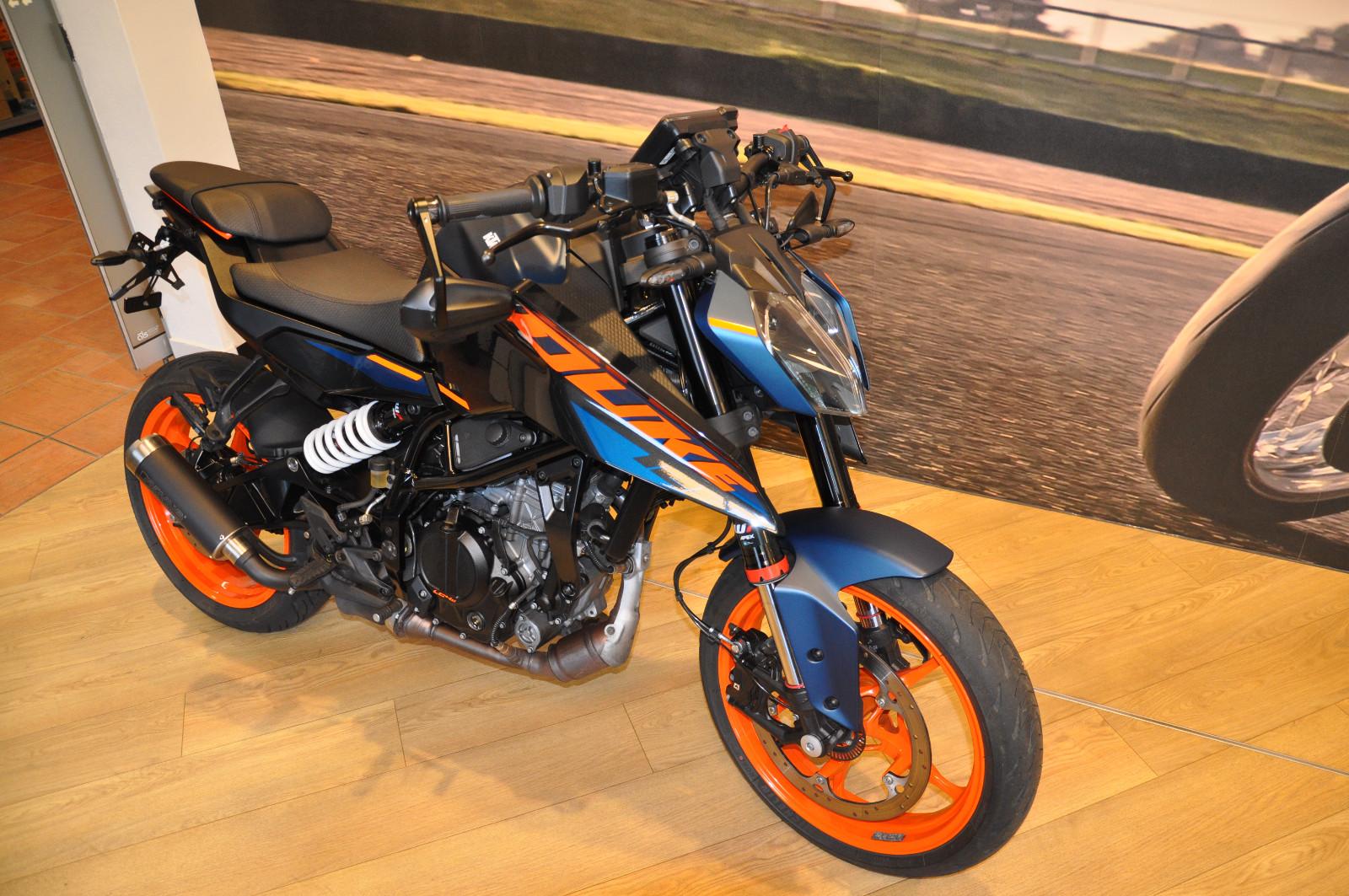 KTM 125 Duke + Auspuff + Heck + Spiegel