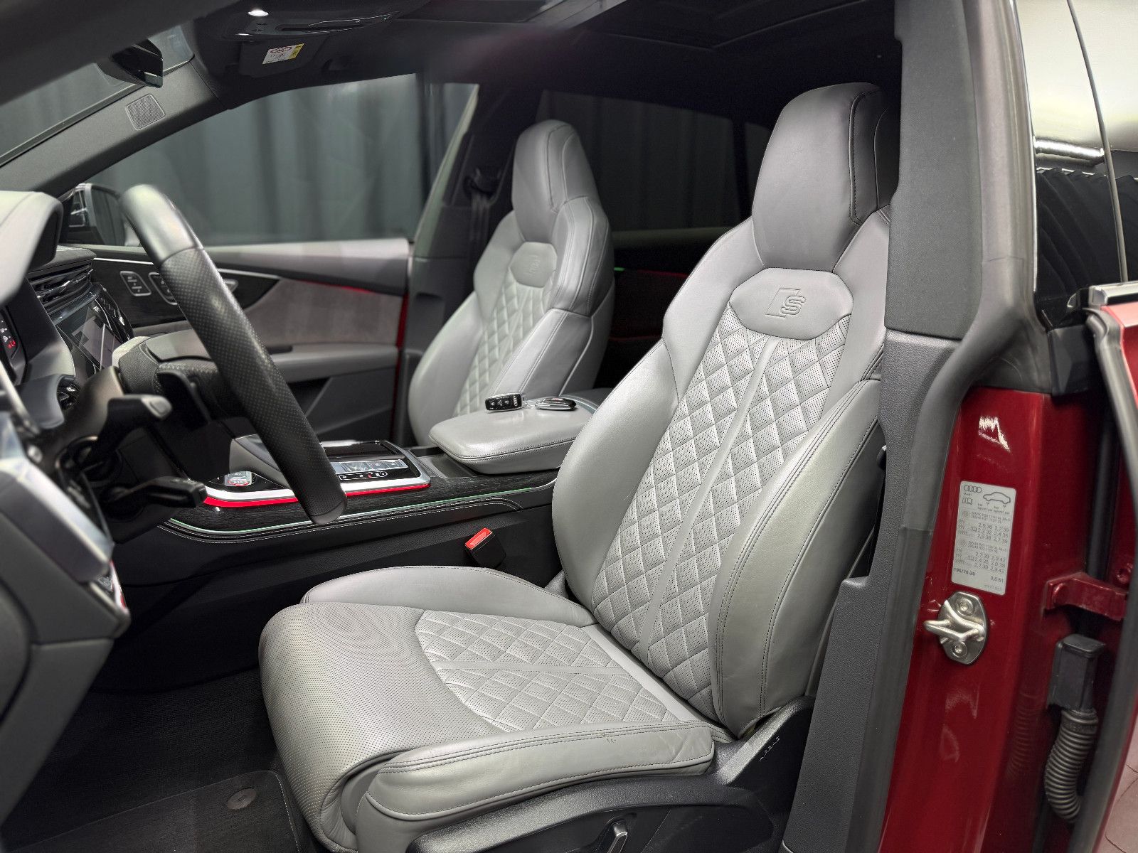 Fahrzeugabbildung Audi SQ8 4.0 TDI quattro|3D BANG&OLUFSEN|RS-SITZE|AHK