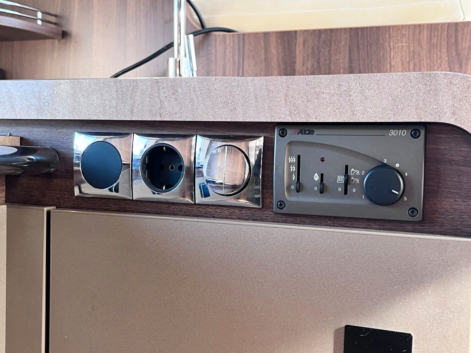 Fahrzeugabbildung Bürstner Elegance I 821 - Hubstützen, Solar, TV, Alde