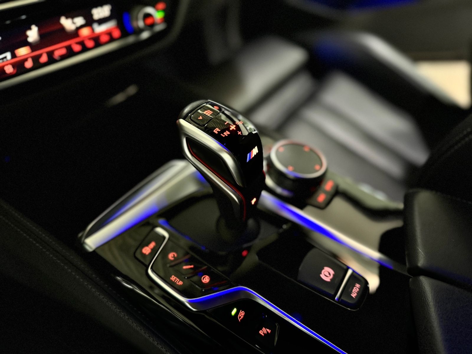 Fahrzeugabbildung BMW M5 xD Kamera H/K DAB HUD DisplayKey SoftCl ACC