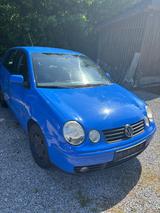 Volkswagen VW Polo Blau 1.2 - Volkswagen Polo aus 2004 mit Benzin-Antrieb: Kleinwagen, mit Klimaanlage, 1.2