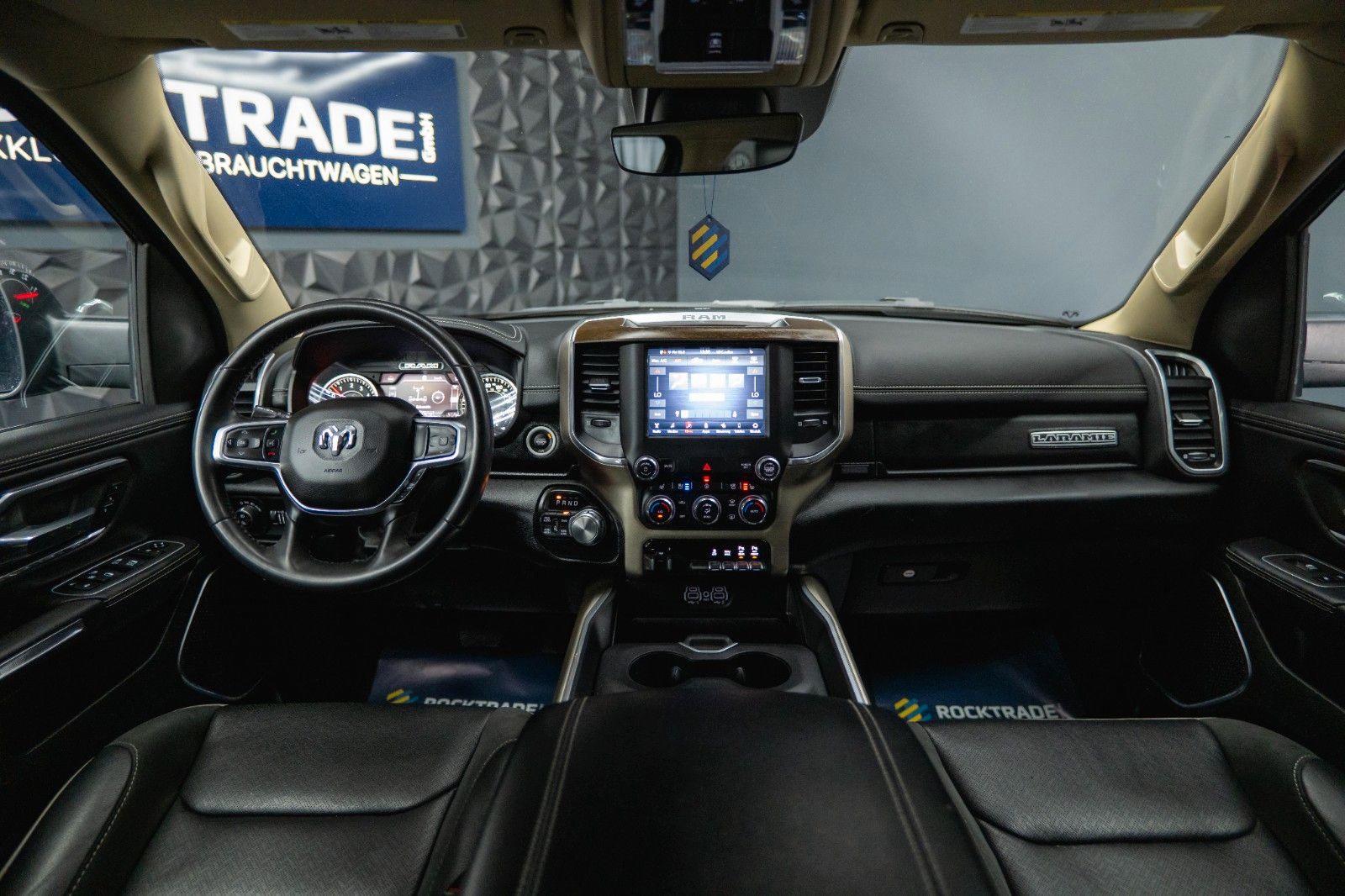Fahrzeugabbildung Dodge RAM 5.7 V8 HEMI 4x4 NIGHT-Paket LARAMIE 22 Zoll
