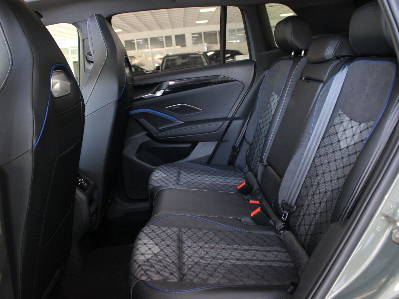 Fahrzeugabbildung Volkswagen Tiguan 2.0 TDI SCR 4M R-Line/360/ACC/AHK/St.Hz