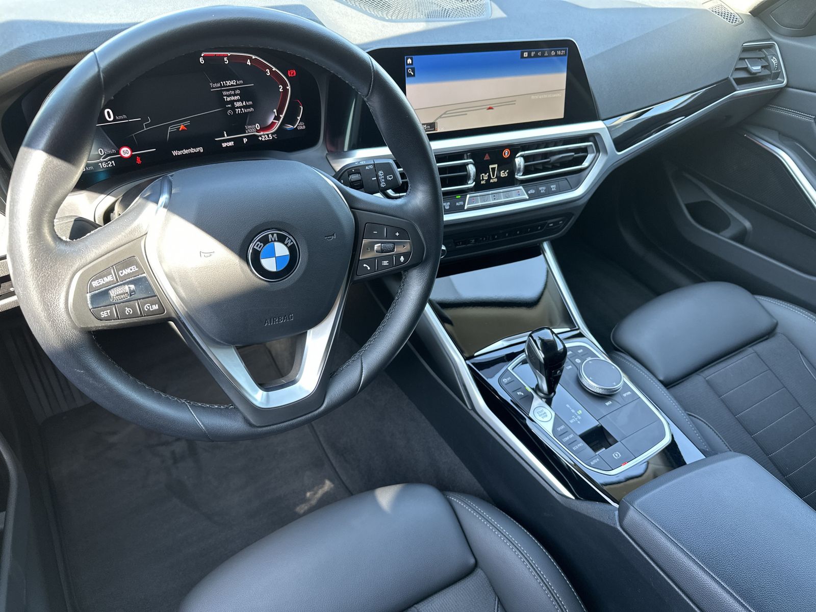 Fahrzeugabbildung BMW 320d Touring xDrive Sport-Line NAV+LED+AHK+HIFI